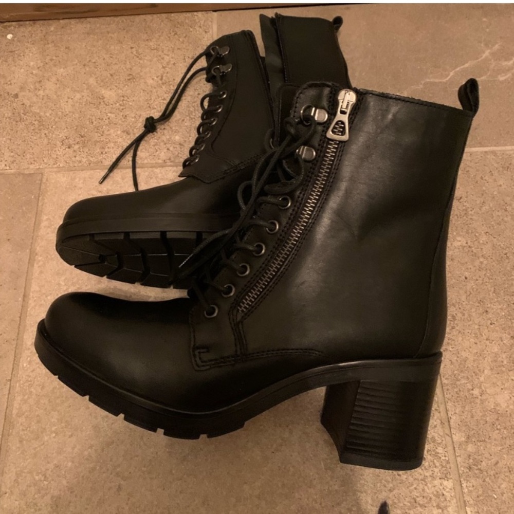 ❗️Amazing pair of leather booties❗️